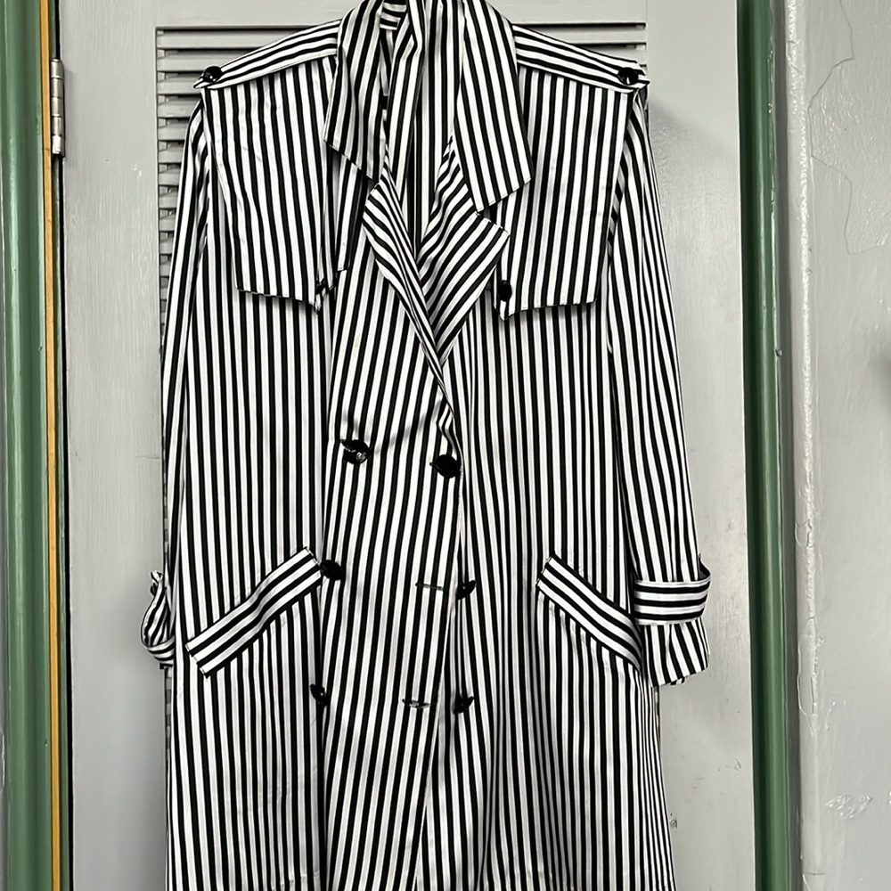 Trench coat straight outta Moira rose